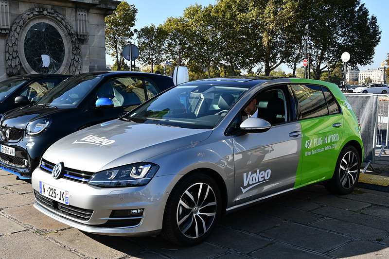パリのコンコルド広場に現われたヴァレオの48Vプラグインハイブリッド車。一般向けには世界初公開となる