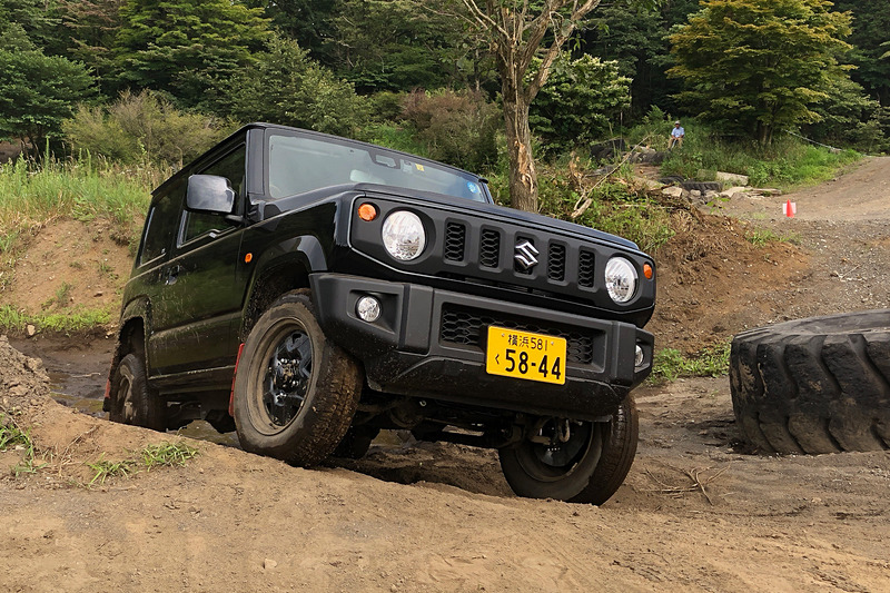 7月に伊豆モビリティパークのオフロードで試乗したジムニー。3輪が浮いてもなんのその、グイグイと前に進む姿は本当に頼もしい！　ボディが軽いのでスピードも自在に操れて、まさに「手足のように」オフロードを楽しめるクルマでした