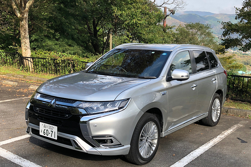 エクリプス クロスと同時に、アウトランダーPHEVの2019年モデルにも試乗しましたが、その別人のような激変ぶりにビックリ！　PHEVシステムは駆動用バッテリーの容量が15％アップ、出力が10％アップして、航続距離は従来の60kmから65kmへ。EV走行の最高速度も125km/hから135km/hになったので、最高速度規制が見直されている日本国内においても将来的にほぼどこでもEVのまま走れますね。エンジンの排気量も2.0リッターから2.4リッターにアップしているので、ハイブリッドとしての走りも大きく進化。低速域からのトルクが豊かになり、静粛性も高まりました。いやもう、乗っていてどんな高級車にも負けない上質感、安心感、運転の楽しさに感心しっぱなし。燃費も、以前とは計測方法が異なるため単純比較はできませんが、実用燃費は向上していると思います