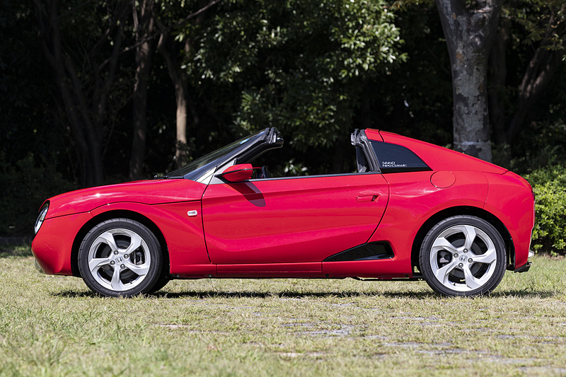 ドアとウィンドウ以外はほぼ全体のパーツを交換するが、ボディサイズは軽自動車枠に収まる。撮影車両のベースモデルはαグレード