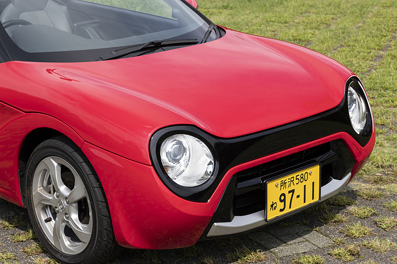 ベースモデルから一転、ファニーなイメージのフロントマスクに