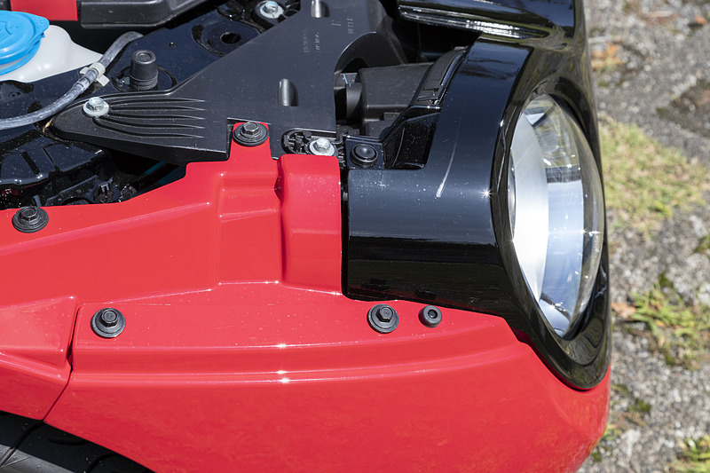 ヘッドライトまわり。フェンダーとグリルの上にバンパーが被さる構造