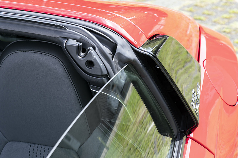 エアインレット部分に車名バッヂが付く