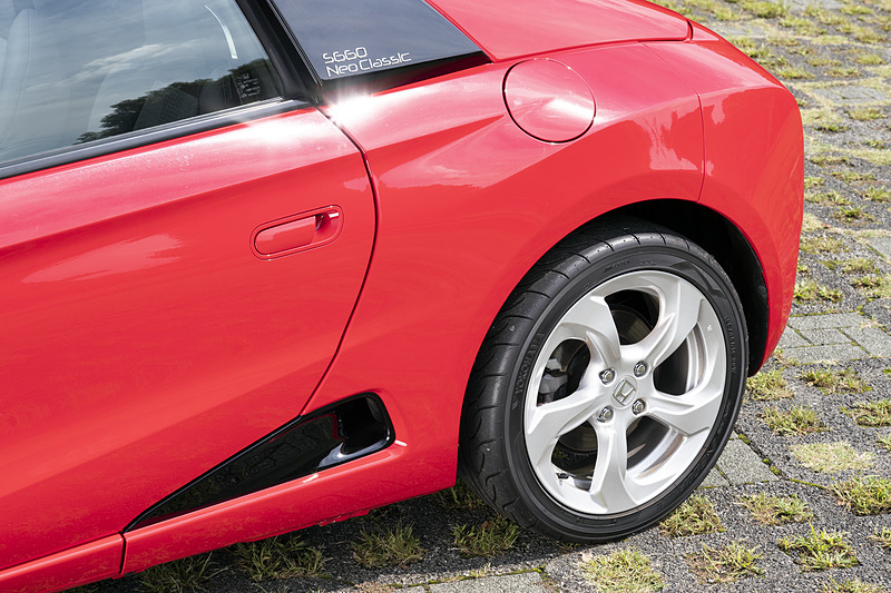 左右フェンダーとフューエルリッド。給油口まわりもキレイに仕上げられている