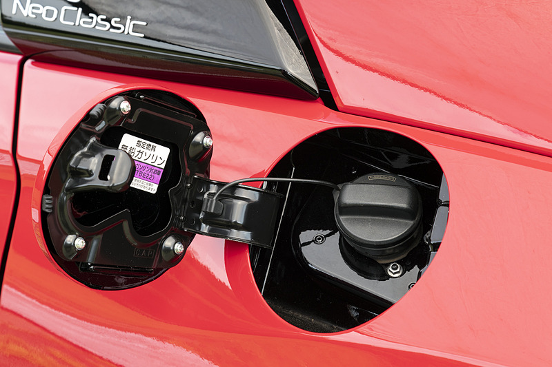 左右フェンダーとフューエルリッド。給油口まわりもキレイに仕上げられている