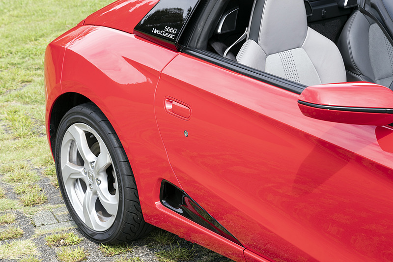 左右フェンダーとフューエルリッド。給油口まわりもキレイに仕上げられている