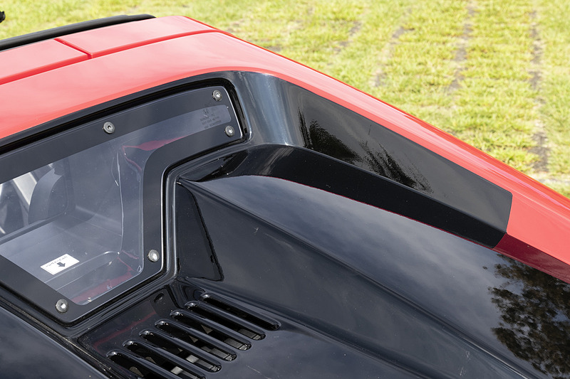 エンジンフードまわりの塗り分け。こちらはカッティングシートが使われている