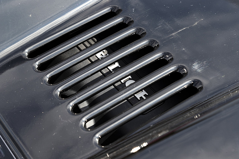 エンジンフードのスリットは横から縦に変わっている