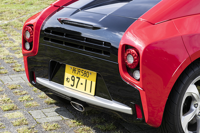 つるんとした感じのリアまわり。ベースは無塗装なので2トーンなどに塗り分ける場合はセンスが問われそうだ