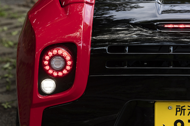 リアコンビネーションランプまわりの点灯パターン。ウインカーが下向きの三角形になっているのが面白い