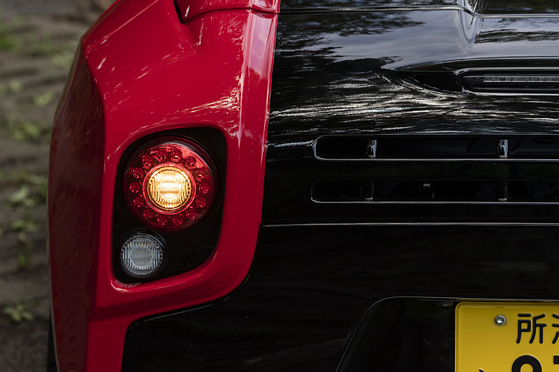 リアコンビネーションランプまわりの点灯パターン。ウインカーが下向きの三角形になっているのが面白い