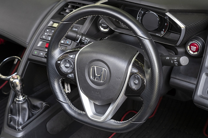 ステアリングは純正のまま