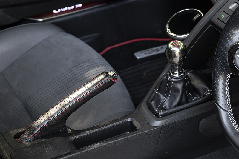 チタン製シフトノブとサイドブレーキカバーはともにホンダアクセス製