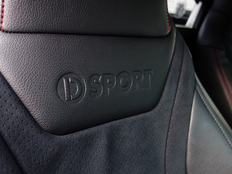 パンチングウルトラスエードをセンター部分に使用