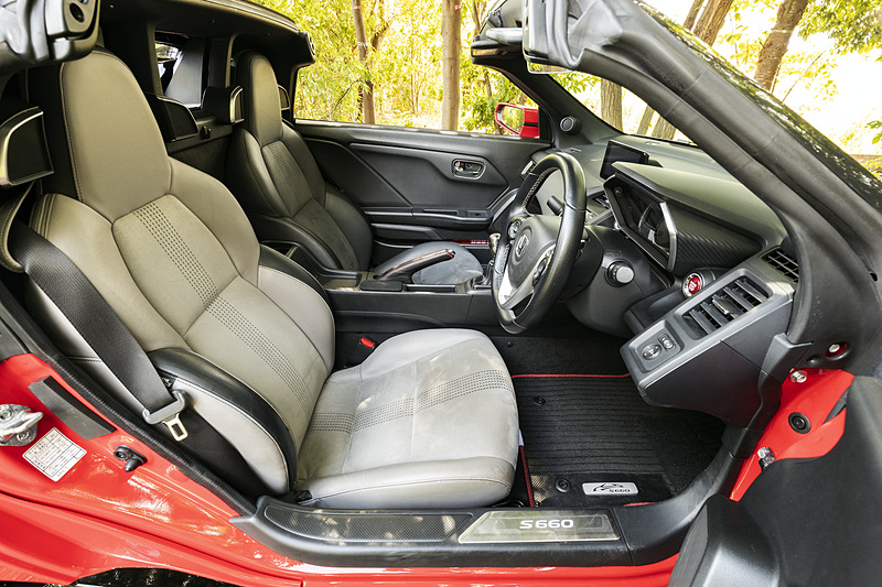 今回の「S660 Neo Classic KIT」は外装パーツのみで、インテリアはベース車から変更なしだが、一新された外観のイメージから柔らかい雰囲気を感じさせる。試乗車に装着されているシートはデビュー限定車「S660 CONCEPT EDITION」で採用された「アシンメトリーカラー」で、そのほかにもメーカーオプションの「センターディスプレイ（スマートフォン連携ナビ対応オーディオ）」やホンダアクセス製の「スカイサウンドスピーカーシステム」などを装着している