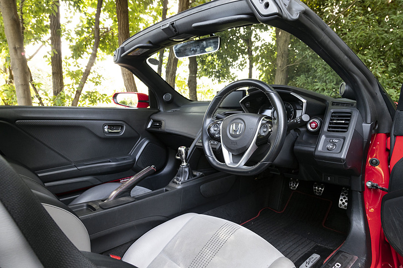 今回の「S660 Neo Classic KIT」は外装パーツのみで、インテリアはベース車から変更なしだが、一新された外観のイメージから柔らかい雰囲気を感じさせる。試乗車に装着されているシートはデビュー限定車「S660 CONCEPT EDITION」で採用された「アシンメトリーカラー」で、そのほかにもメーカーオプションの「センターディスプレイ（スマートフォン連携ナビ対応オーディオ）」やホンダアクセス製の「スカイサウンドスピーカーシステム」などを装着している