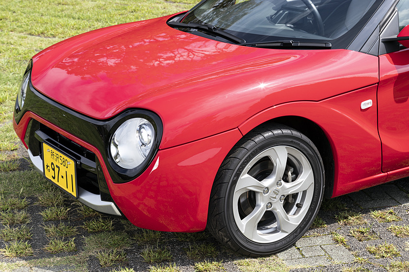 専用品のヘッドライトを中心に、フロントマスクは全面的に刷新されている。とくに丸形ヘッドライトが生み出すファニーな雰囲気は、オリジナルのシャープな印象とは対照的だ