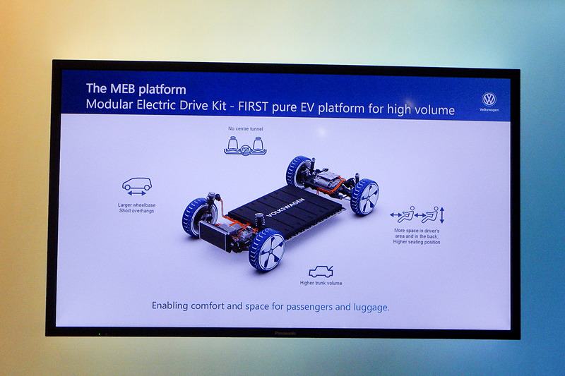 MEBプラットフォームではバッテリーをフロア下にレイアウト。パサートよりも長いホイールベースで居住スペースに優れる