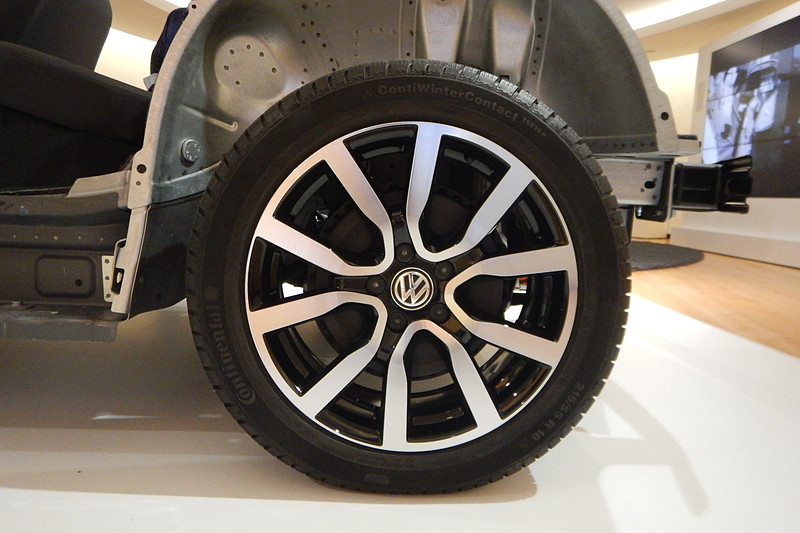 MEBを用いるID.モデルはリア側にドライブトレーンを配置（モーターをレイアウト）して後輪を駆動。フロント側にもモーターをレイアウトする4WDモデルもラインアップする。全長はゴルフよりも短く、ホイールベースはパサートよりも長いという高い居住性をうたっている