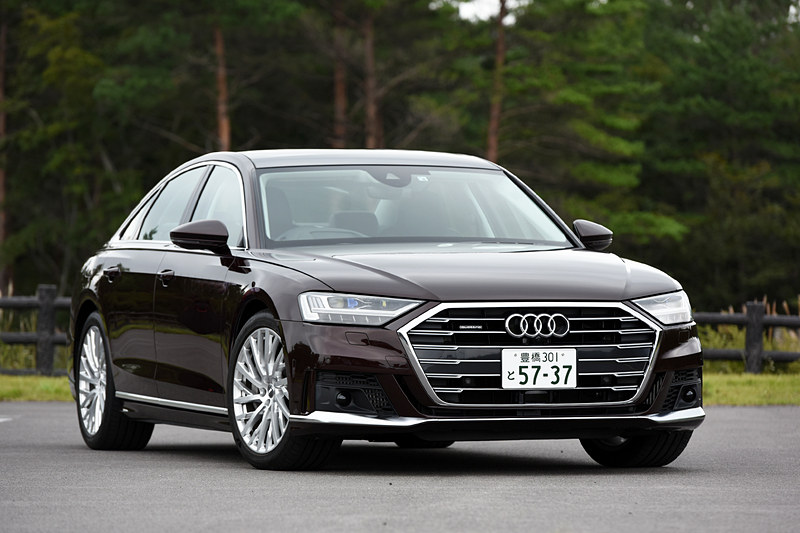 新型「A8」のボディサイズは5170×1945×1470mm（全長×全幅×全高）、ホイールベースは3000mm。最小回転半径は5.8mで、オプションの4WSシステム「ダイナミックオールホイールステリアング」を選択すると0.5m減の5.3mとなる。なお、ロングホイールベースモデルの「A8 L」は全長とホイールベースが130mm増となり、最小回転半径は6.0m。こちらには、今のところ4WSシステムは設定されていない