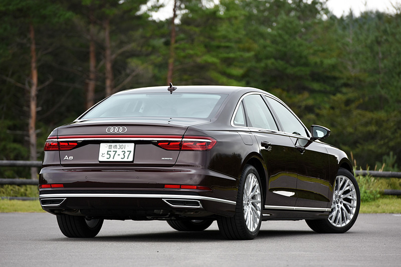 新型「A8」のボディサイズは5170×1945×1470mm（全長×全幅×全高）、ホイールベースは3000mm。最小回転半径は5.8mで、オプションの4WSシステム「ダイナミックオールホイールステリアング」を選択すると0.5m減の5.3mとなる。なお、ロングホイールベースモデルの「A8 L」は全長とホイールベースが130mm増となり、最小回転半径は6.0m。こちらには、今のところ4WSシステムは設定されていない