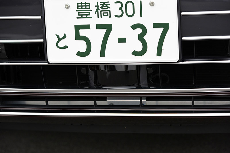 力強さを表現する新しいシングルフレームデザインを採用。内側には新搭載となるレーザースキャナーや各種レーダー、サラウンドビュー用のフロントカメラなどが収められる