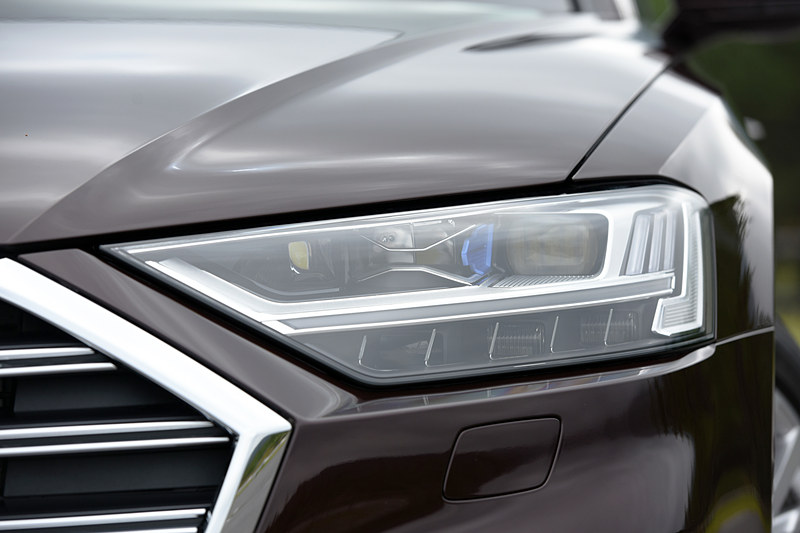 オプションの「HDマトリクスLEDヘッドライト アウディレーザーライトパッケージ」（46万円高）では、約70km/hからLEDハイビームで前方を照らす「アウディレーザーライト」と、車幅いっぱいに広がる「OLEDリアライト」が装着される