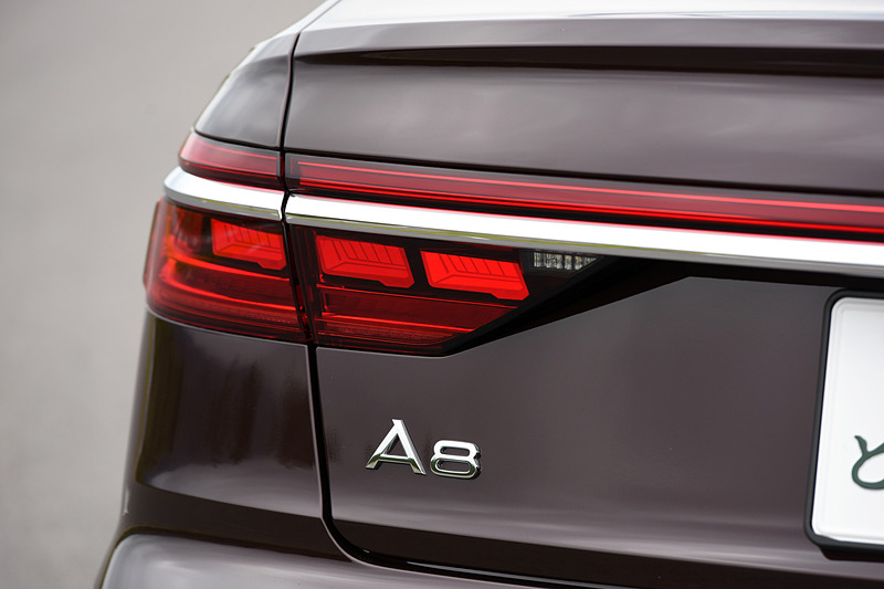 オプションの「HDマトリクスLEDヘッドライト アウディレーザーライトパッケージ」（46万円高）では、約70km/hからLEDハイビームで前方を照らす「アウディレーザーライト」と、車幅いっぱいに広がる「OLEDリアライト」が装着される