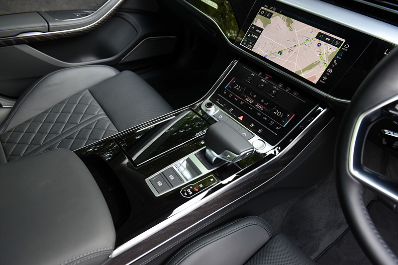 「MMIタッチレスポンス付きMMIナビゲーション」は、インフォテインメント用の高解像度10.1インチアッパースクリーンと、空調操作や手書き文字入力用の8.6インチ高解像度ローワースクリーンの2つのタッチディスプレイで構成