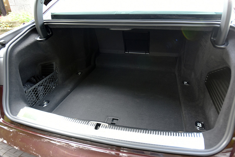 トランク容量はVDA方式で505L