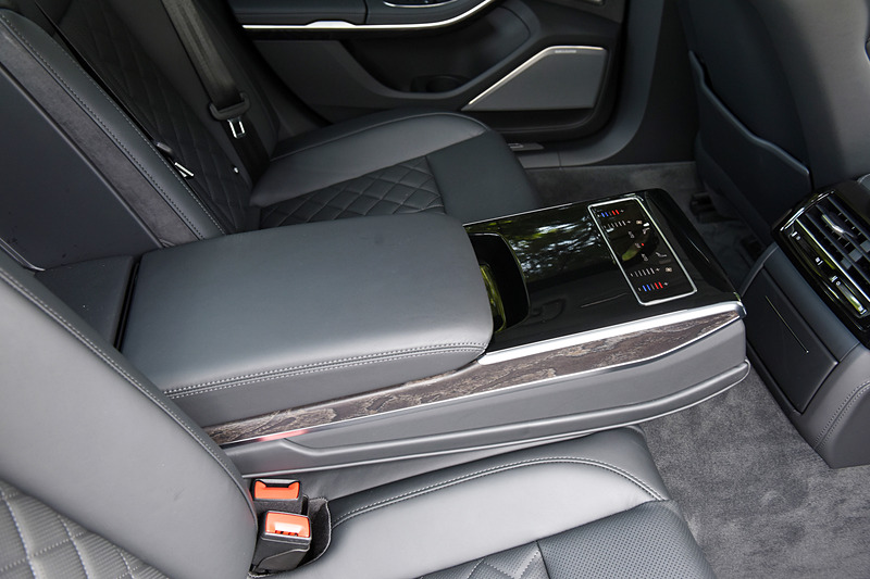 後席には電動サンブラインドを標準装備するほか、後席中央の背もたれはエアコンの操作パネルを内蔵するアームレストになる