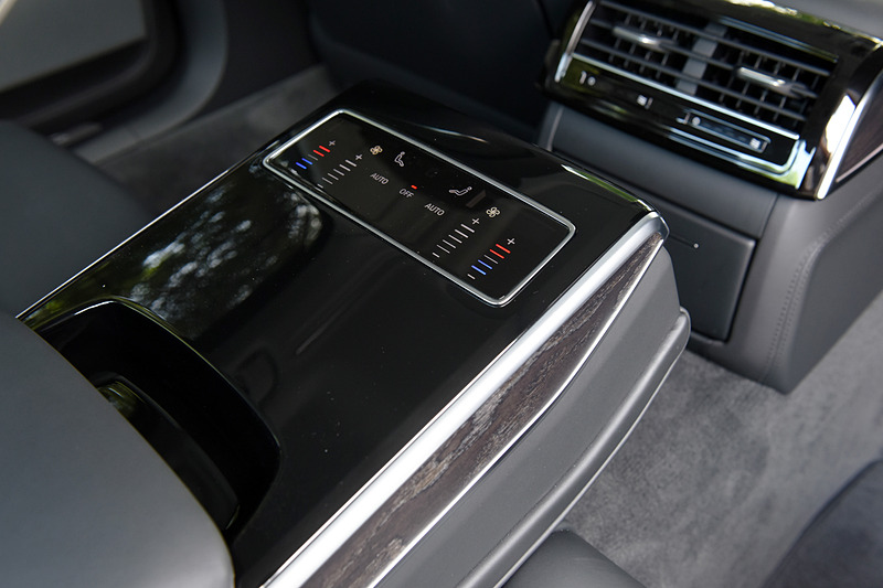 後席には電動サンブラインドを標準装備するほか、後席中央の背もたれはエアコンの操作パネルを内蔵するアームレストになる
