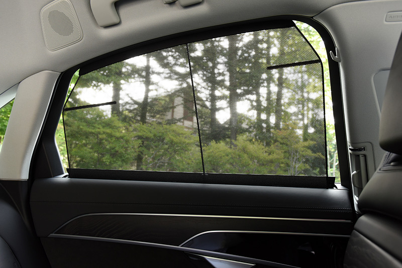 後席には電動サンブラインドを標準装備するほか、後席中央の背もたれはエアコンの操作パネルを内蔵するアームレストになる