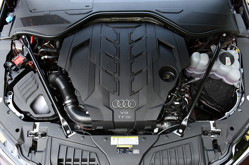 60 TFSI quattroは最高出力338kW（460PS）/5500rpm、最大トルク660Nm（67.3kgfm）/1800-4500rpmを発生するV型8気筒DOHC 4.0リッター直噴ツインターボ「CXY」型エンジンを搭載