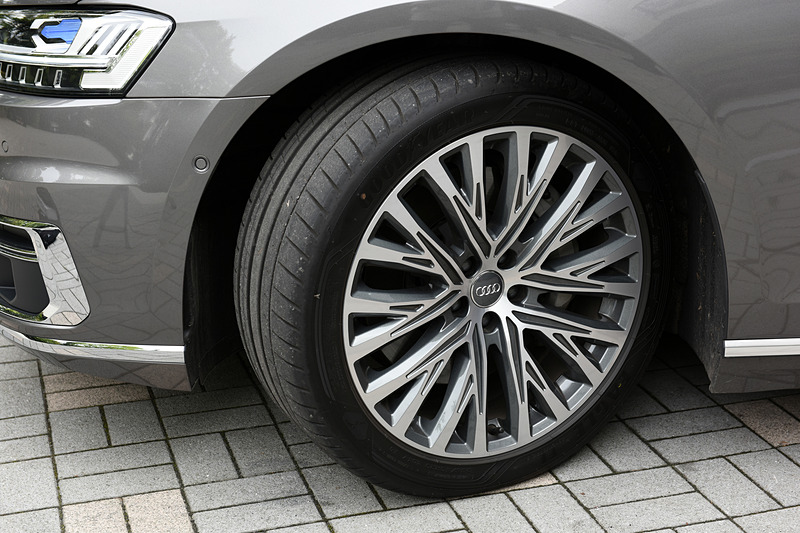 55 TFSI quattroは通常だと19インチホイールとなるが、試乗車はオプションの20インチホイールを装着。タイヤサイズは265/40 R20