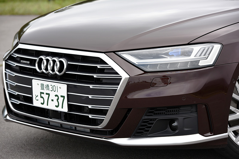 シルバーの加飾などが入るスポーツエクステリアとなるオプションの「スポーツパッケージ」（68万円）を装着