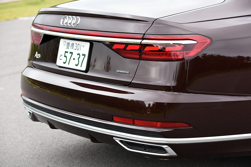 シルバーの加飾などが入るスポーツエクステリアとなるオプションの「スポーツパッケージ」（68万円）を装着