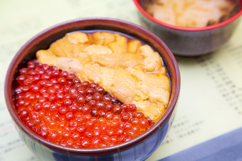左から「うに・いくら丼」（2200円）、うに、いくら、さけが載る「三種お好み丼」（1780円）、「銀だら焼き定食」（1450円）。北海道最高！