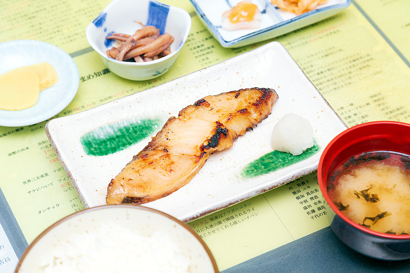左から「うに・いくら丼」（2200円）、うに、いくら、さけが載る「三種お好み丼」（1780円）、「銀だら焼き定食」（1450円）。北海道最高！