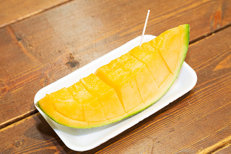 ご飯の後のデザートは、函館朝市ははっぴー光店のカットメロン（350円）。コスパよし