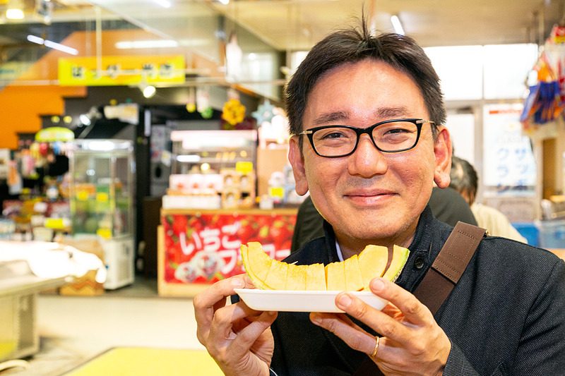 ご飯の後のデザートは、函館朝市ははっぴー光店のカットメロン（350円）。コスパよし