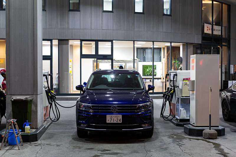 札幌時計台で撮影を終え、札幌市中央区にあるENEOS「南4条SS」で給油。全行程1003.5kmで51L、メーター表示での平均燃費19.1km/Lという結果に。我慢を強いたエコランではなく、そこそこ快適に走行してこの結果は立派だろう