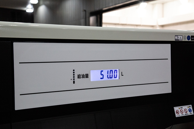 札幌時計台で撮影を終え、札幌市中央区にあるENEOS「南4条SS」で給油。全行程1003.5kmで51L、メーター表示での平均燃費19.1km/Lという結果に。我慢を強いたエコランではなく、そこそこ快適に走行してこの結果は立派だろう