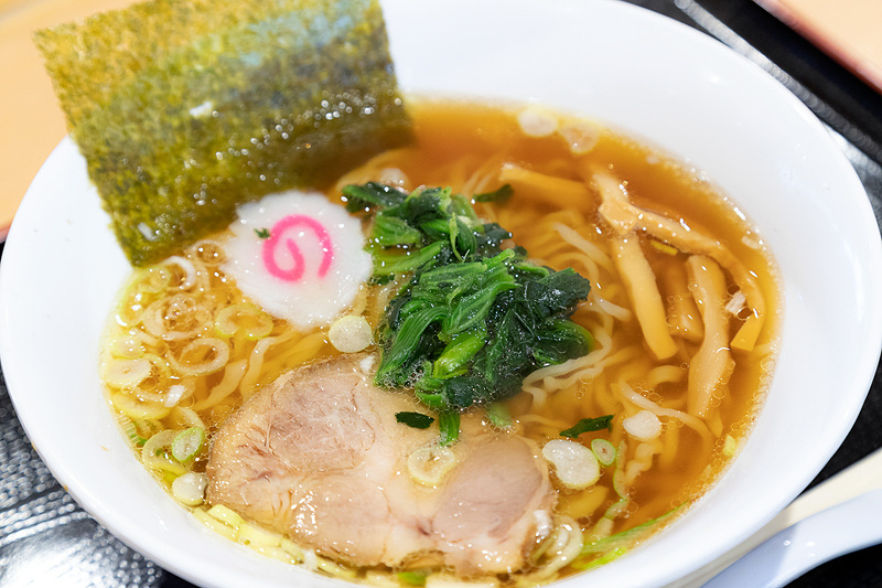 朝6時過ぎに出発したということで、まずは東北道 佐野SA（サービスエリア）で腹ごしらえ。ええ、朝からラーメンです！