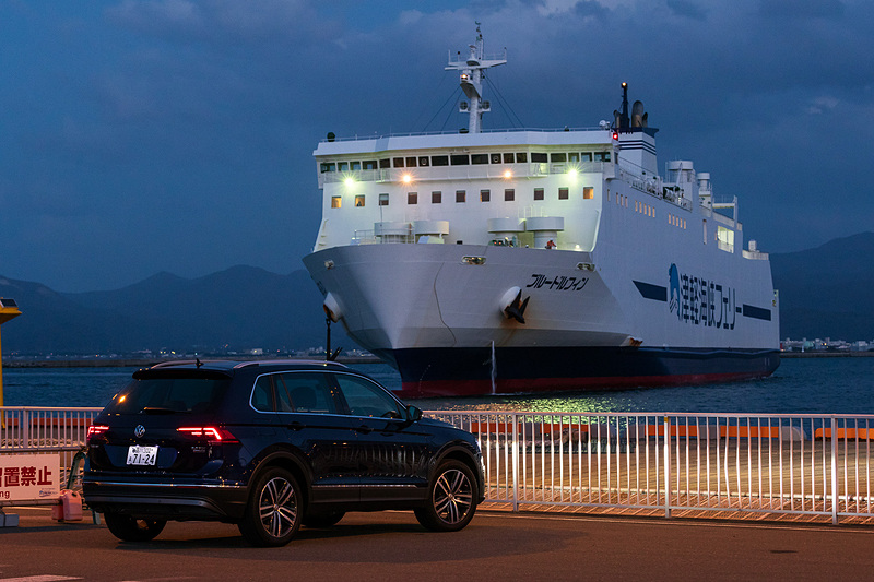 青森のフェリー埠頭に颯爽と現れた「ブルードルフィン」。これで無事に函館に渡れました