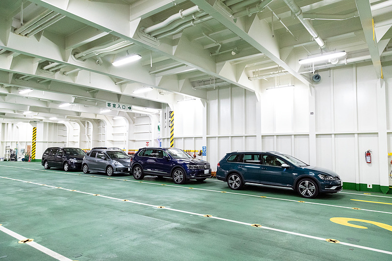 大型台風が通過した直後で海がしけていることもあってか、一緒に乗船したクルマは少なかった