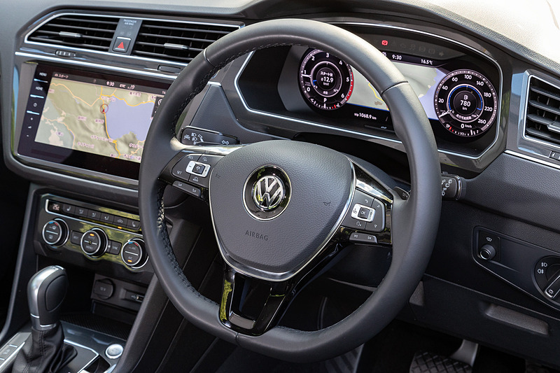 ハイラインのインテリア。ディーゼル仕様の導入に伴いセンターコンソールにアクティブコントロールスイッチが新装備され、走行モードとして「オンロードモード」「スノーモード」「オフロードモード」「オフロードカスタムモード」を用意。オンロードモード内には「エコ」「コンフォート」「ノーマル」「スポーツ」「カスタム」の5種類のドライビングプロファイルが設定される