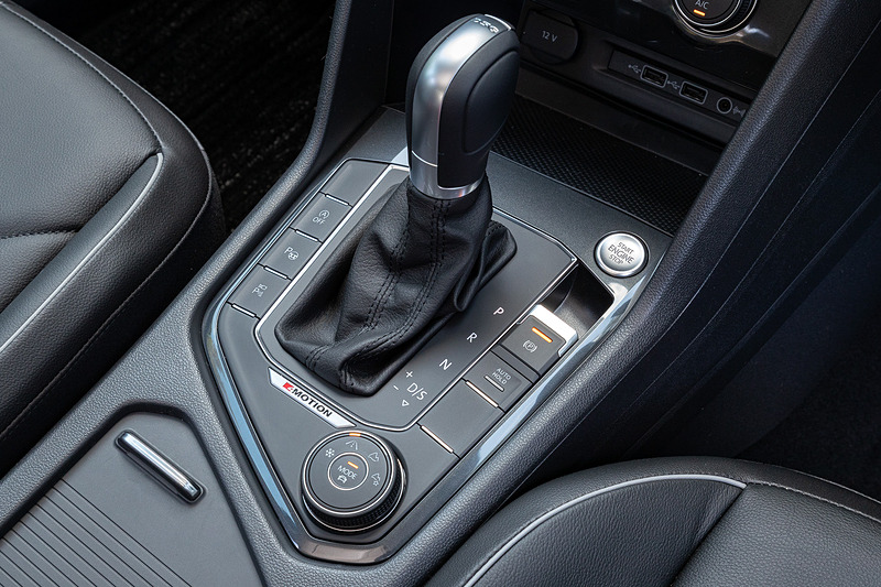 ハイラインのインテリア。ディーゼル仕様の導入に伴いセンターコンソールにアクティブコントロールスイッチが新装備され、走行モードとして「オンロードモード」「スノーモード」「オフロードモード」「オフロードカスタムモード」を用意。オンロードモード内には「エコ」「コンフォート」「ノーマル」「スポーツ」「カスタム」の5種類のドライビングプロファイルが設定される