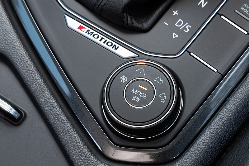 ハイラインのインテリア。ディーゼル仕様の導入に伴いセンターコンソールにアクティブコントロールスイッチが新装備され、走行モードとして「オンロードモード」「スノーモード」「オフロードモード」「オフロードカスタムモード」を用意。オンロードモード内には「エコ」「コンフォート」「ノーマル」「スポーツ」「カスタム」の5種類のドライビングプロファイルが設定される