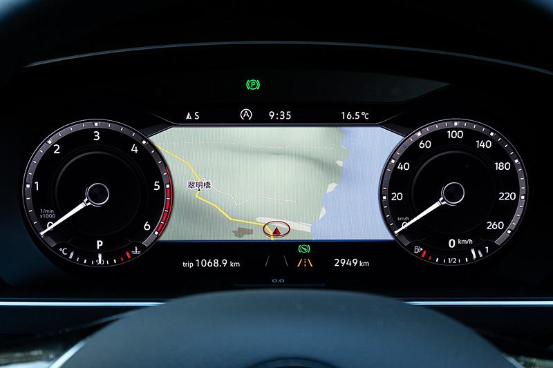 ハイラインのインテリア。ディーゼル仕様の導入に伴いセンターコンソールにアクティブコントロールスイッチが新装備され、走行モードとして「オンロードモード」「スノーモード」「オフロードモード」「オフロードカスタムモード」を用意。オンロードモード内には「エコ」「コンフォート」「ノーマル」「スポーツ」「カスタム」の5種類のドライビングプロファイルが設定される